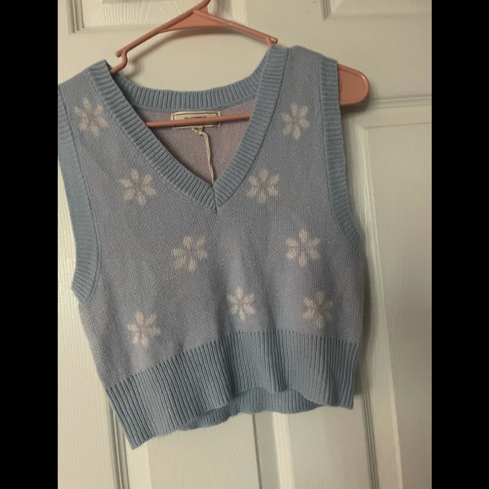 Floral pattern sweater vest.